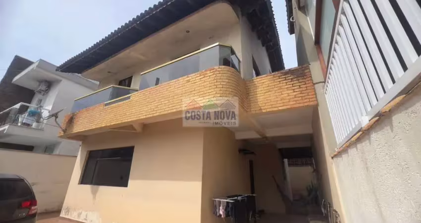 Sobrado com 3 quartos, sendo 1 suíte, 3 banheiros, 4 vagas de garagem no bairro boqueirão.