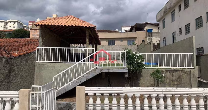 Casa para locação no bairro Santa Efigênia com 03 quartos, 02 salas, 01 piscina, 01 vaga de garagem