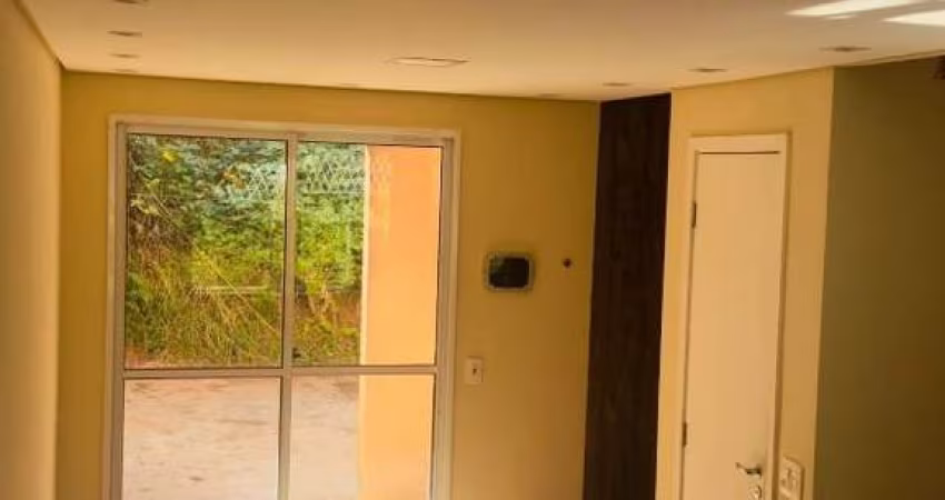 Casa em Condomínio para Venda ou Locação em Cotia - Jardim Petrópolis: 2 Quartos, 1 Sala, 2 Banheiros, 2 Vagas de Garagem, 66m²