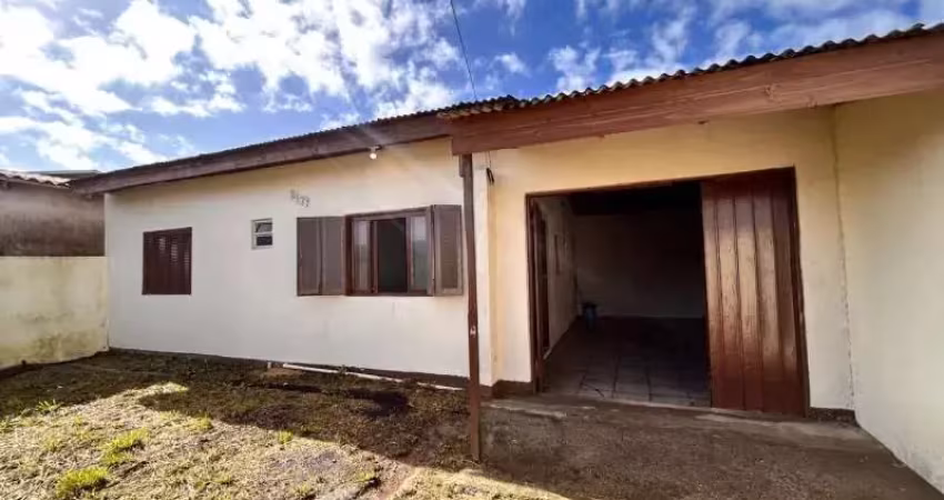 Casa para locação anual com dois quartos e pátio amplo em bairro residencial tranquilo e seguro