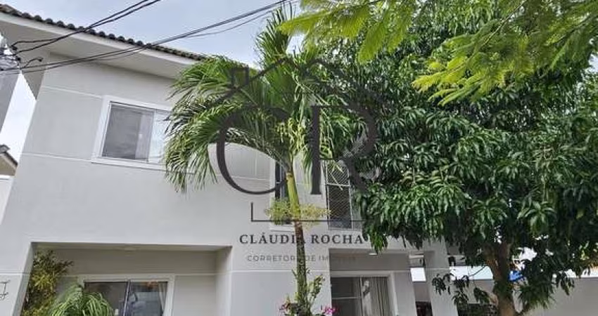 Maravilhosa casa em Buraquinho! Condomínio fechado!