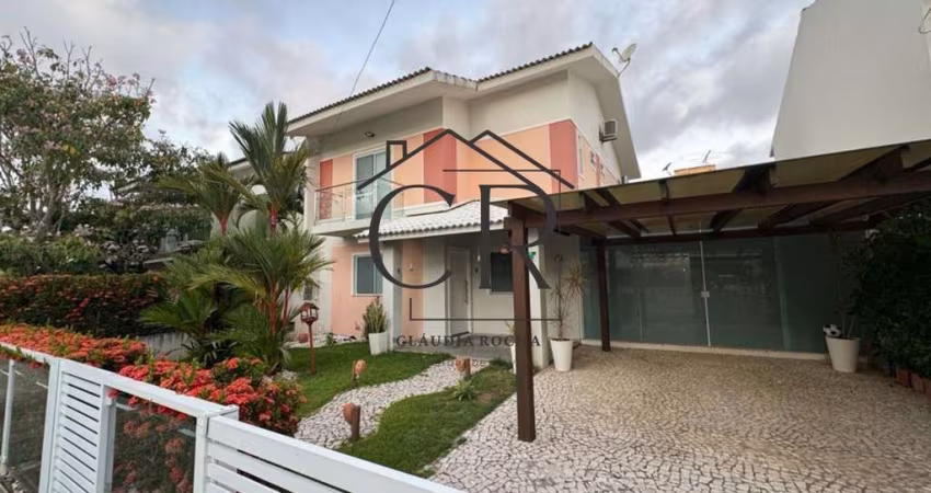 Excelente casa em condomínio fechado com total infraestrutura!