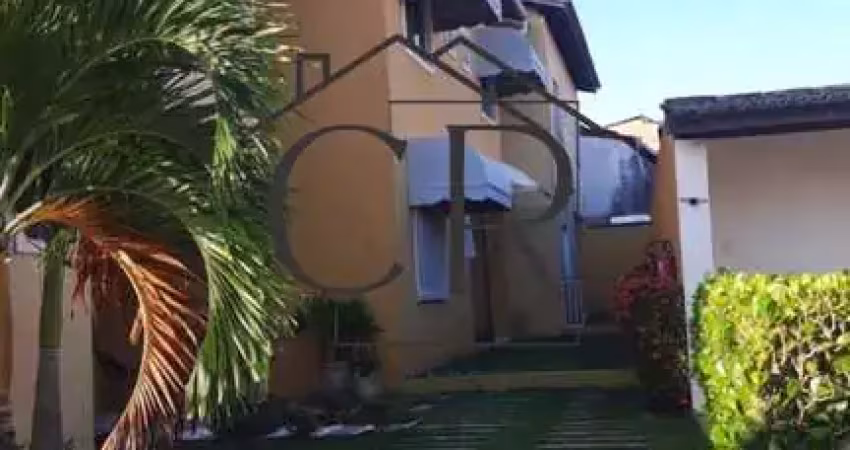 Linda casa em condomínio fechado super bem localizada!