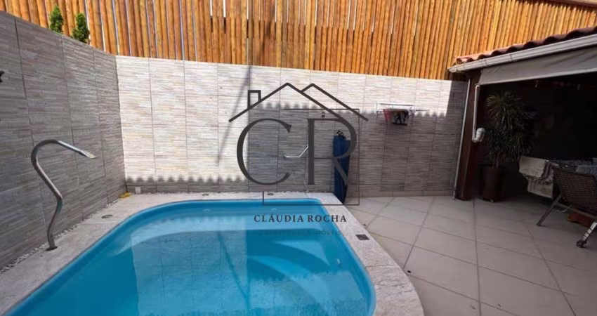 Pronta para morar, com piscina privativa em condomínio fechado!
