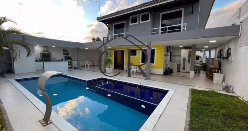 Mega maravilhosa casa em condomínio fechado ao lado de Vilas do Atlântico, pronta para morar!