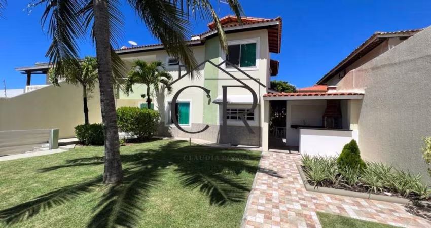 Maravilhosa casa em alameda fechada reformada no coração de Vilas do Atlântico!!