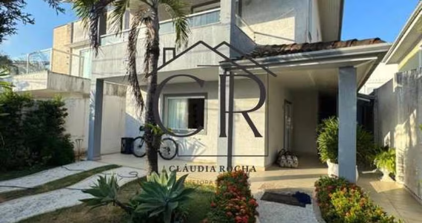 Linda casa em condomínio fechado com área social privativa!!