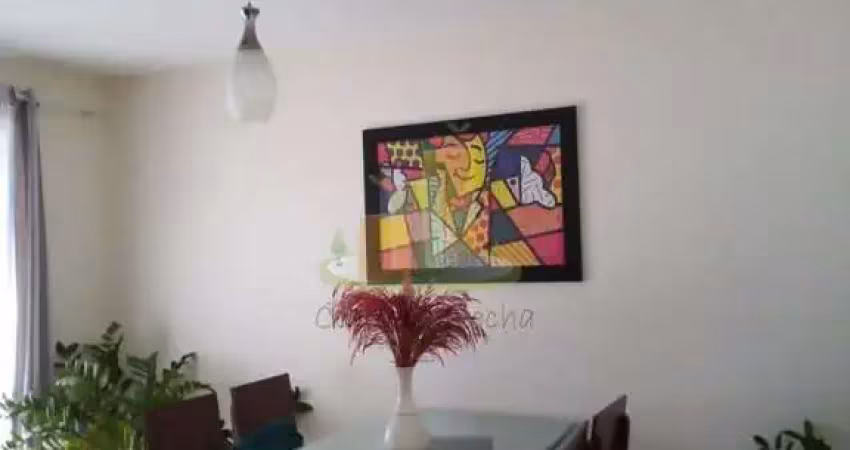 Ótimo village em condomínio fechado, ótima localização!