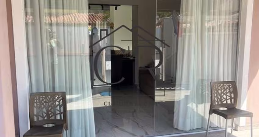 Linda casa térrea em condomínio com portaria 24h!