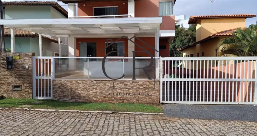 Linda casa com 4/4 sendo 3 suítes, condomínio fechado!!