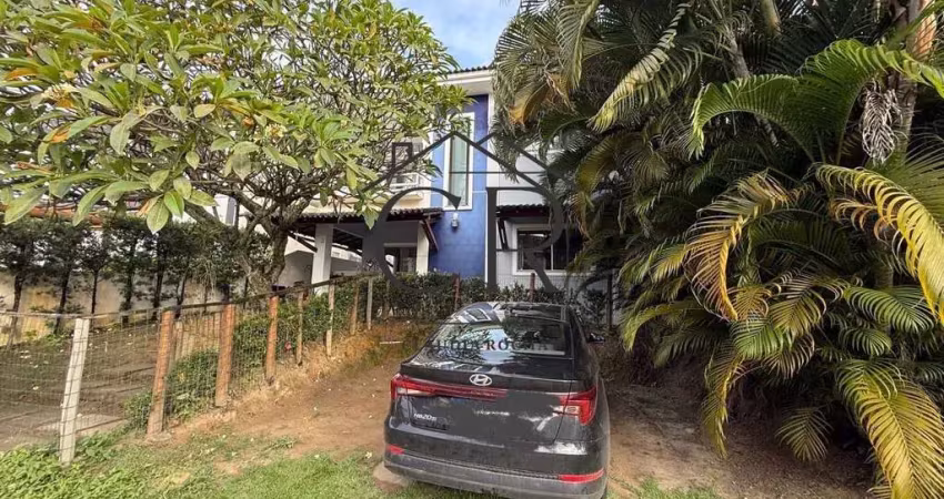 Lindíssima casa, nascente, totalmente pronta para morar, em condomínio fechado!