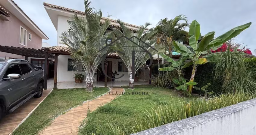 Um espetáculo de casa em condomínio fechado com excelente área externa!
