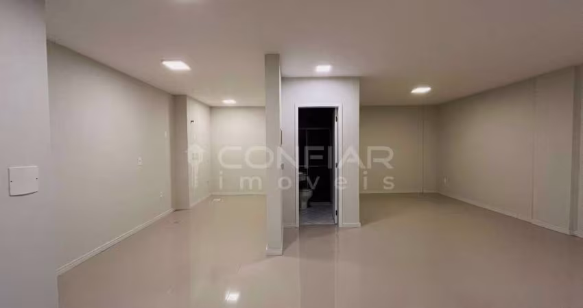 Sala comercial com 45m² na Avenida Santos Dumont por R$1.700,00 + TAXAS
