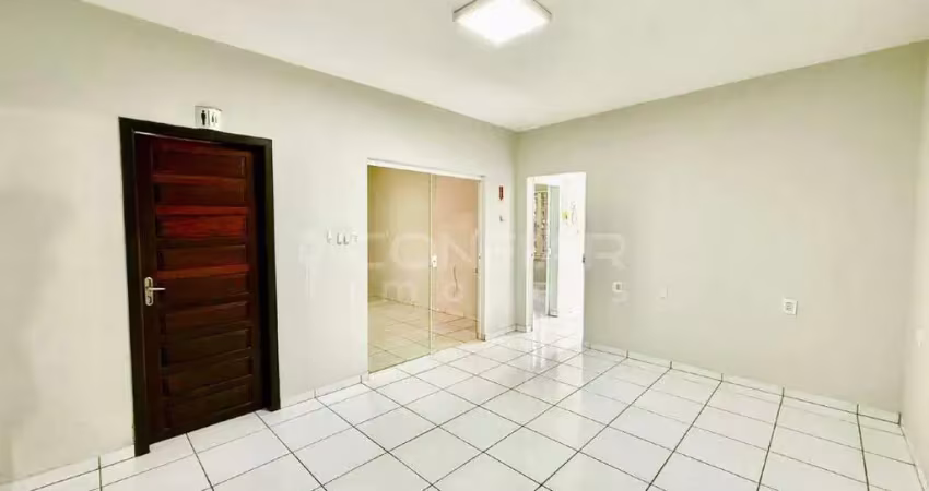 Ampla casa comercial com 3 salas para locação, no iririu, por r$3700,00+ taxas