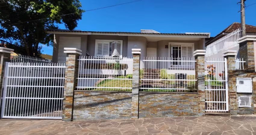 Espetacular casa com 231 m², 3 quartos, 1 suite, garagem para 3 carros, no Bairro Dores ao lado do Royal Shopping.