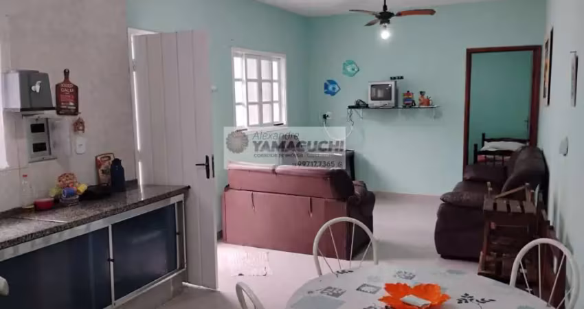 Casa geminada à venda, com 2 quartos, próximo ao centro e a av. beira mar