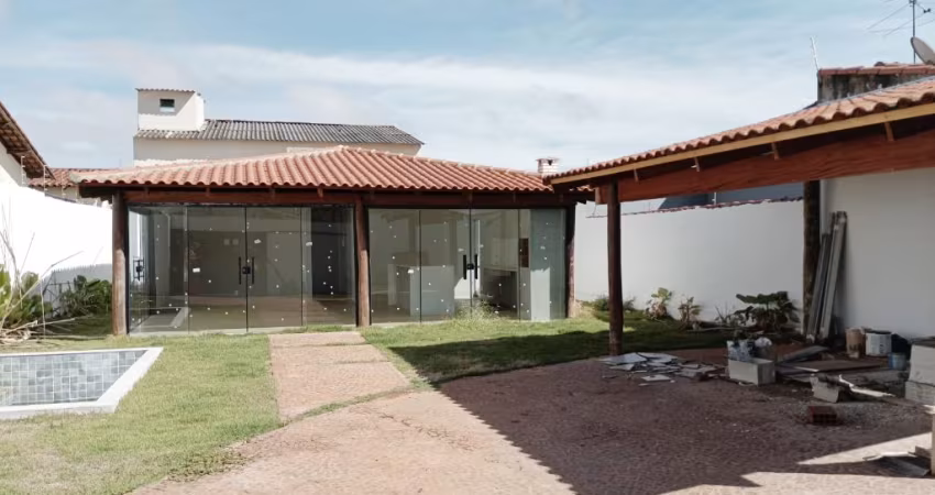Excelente casa bem localizada no bairro SANTA MÔNICA