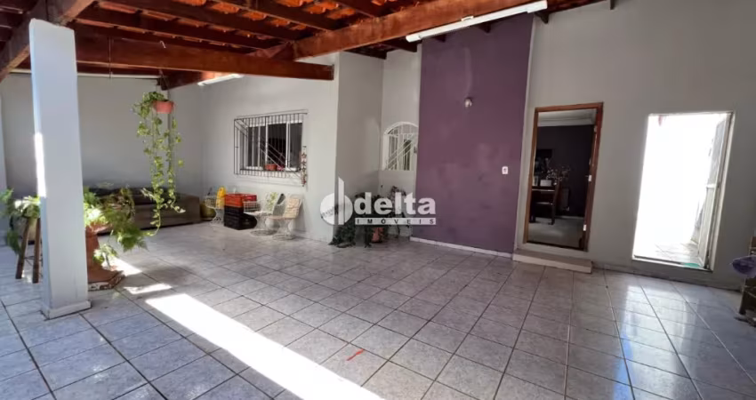 Casa - Santa Mônica - 2 suítes, 300m² de AT