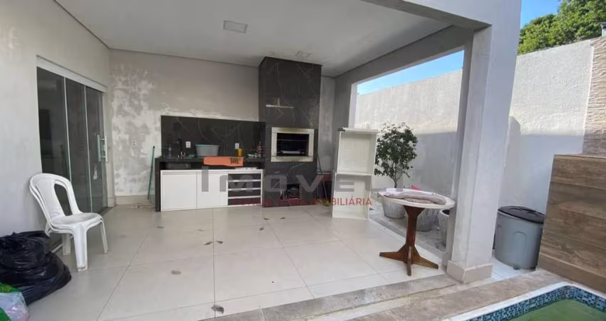 Casa com 2/4 e 1 Suite, com Garagem p/ 2 Carros