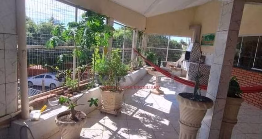 Casa com 2/4 no centro de Várzea Grande