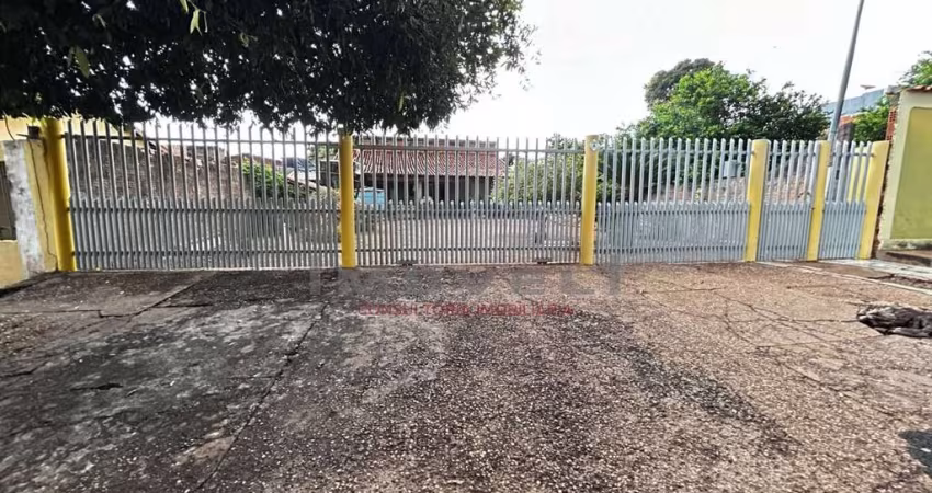 Ampla, arejada e com duas frentes! Casa à venda no Jardim Glória