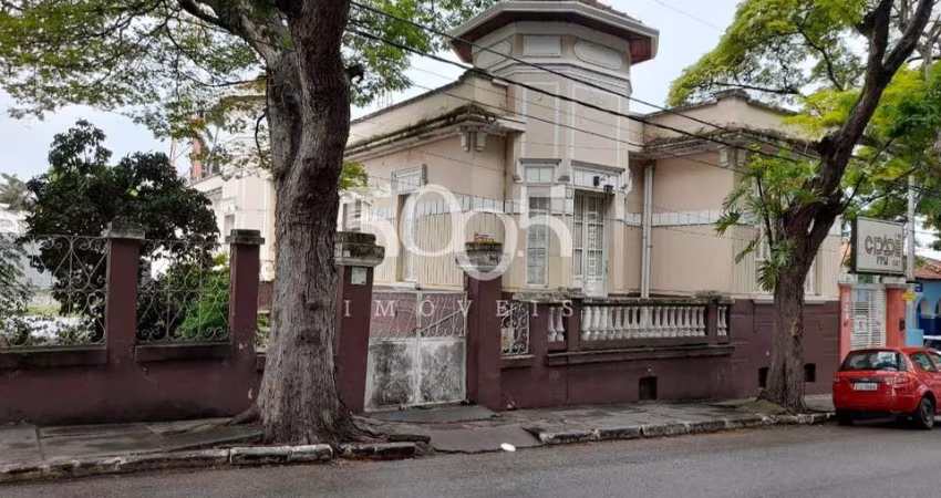 Casa que é um ícone na cidade de Itu, que, além de estar localizada em frente a uma linda e conhecida praça, tem um terreno excelente, amplo.