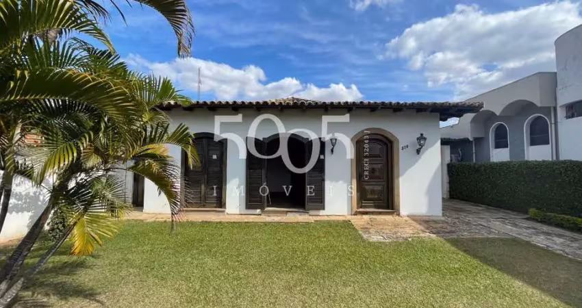 Linda casa colonial à venda no centro de itu com 190m² de área construída e 562m² de área total.