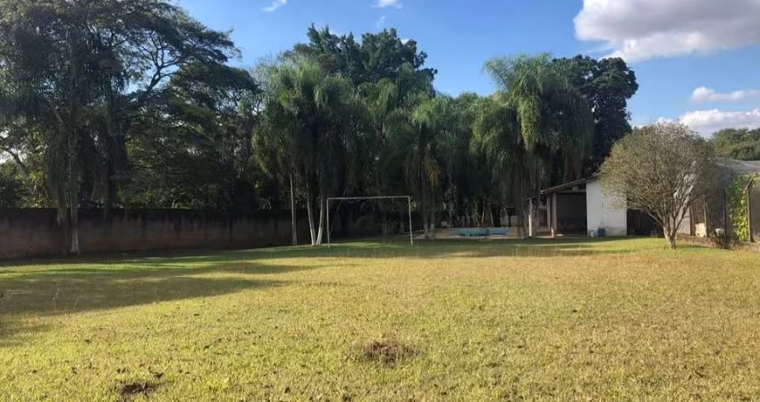 Chácara à venda em Itu no Condomínio Chácaras Carolina com 2.507m² de área total e 155m² de área construída. Conta com área gourmet, banheiros