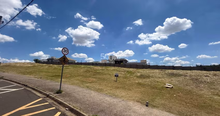 Terreno comercial com 12m de frente e 30m de comprimento (360m2), vagas de estacionamento, localização ótima, perto a condomínios de alto padrão