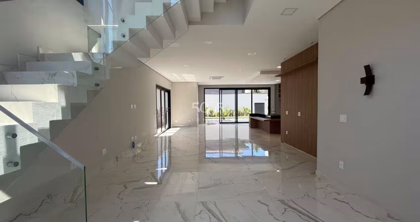 Este imóvel está localizado no Condomínio Saint Paul, com 300m² de construção e 360m² de área de terreno, além de ter piscina e marcenaria completa.