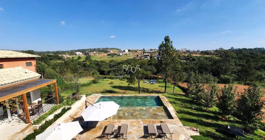 Descubra a verdadeira definição de luxo e tranquilidade nesta deslumbrante casa de arquitetura toscana, localizada no Terras de São José II