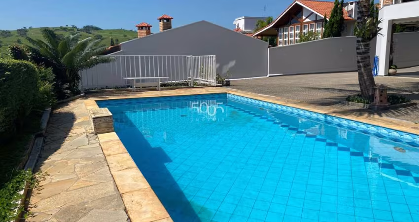 Casa à venda no Condomínio Campos de Santo Antônio, com 375m² construídos e 745,61m² de área total.