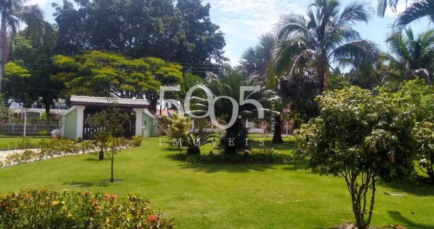 Casa térrea, totalmente mobiliada, possui 500 m2 de área construída, em um terreno de 2.000 m2. localizada em uma das ruas mais tranquilas do cond.