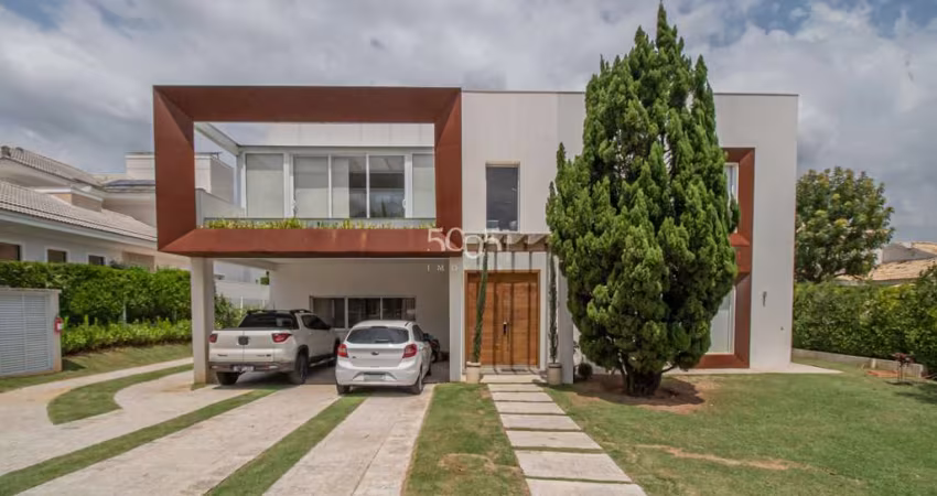 Casa em condomínio disponível para venda e locação com  mobília no condomínio Village Castelo, 5 suítes, 600m² de área construída