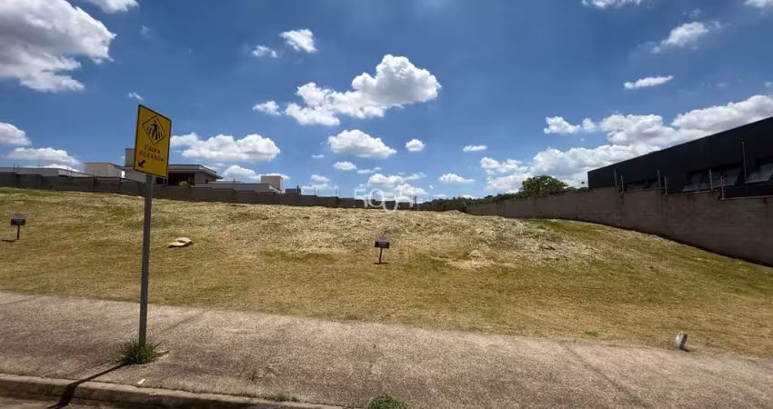 Terreno comercial com 12m de frente e 34m de comprimento (426m2), vagas de estacionamento, localização ótima, perto a condomínios de alto padrão