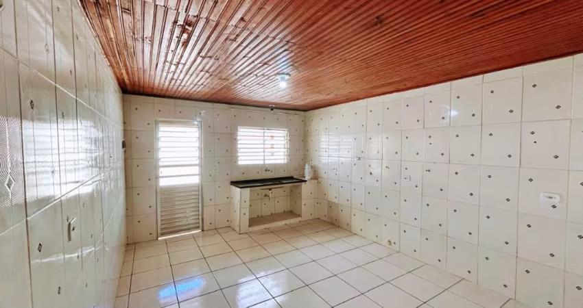 Linda casa térrea com 02 dormitórios, edicula e garagens para 03 veículos em Suzano