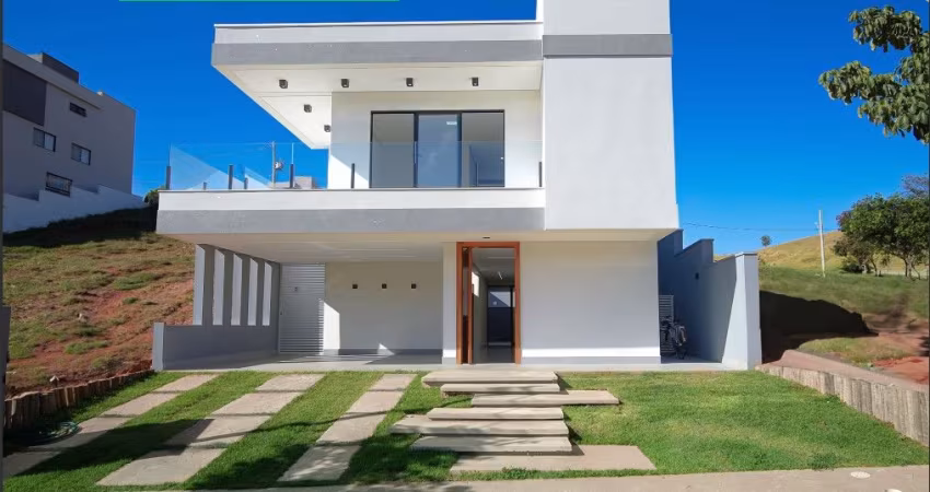 Uma bela casa com suíte no térreo | Área gourmet | Piscina | Com bosque na frente