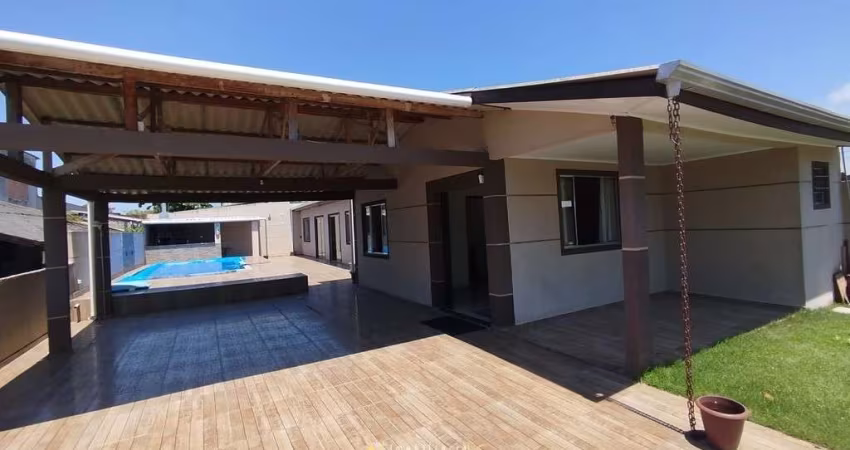 Casa 4 dormitórios com piscina em Shangrilá