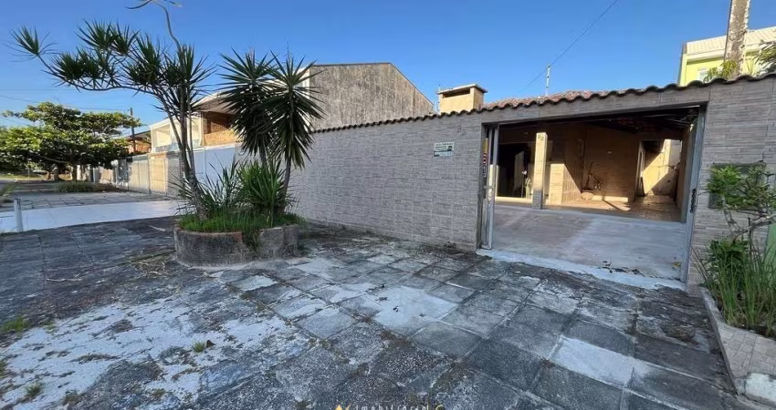 Casa quadra mar com 03 quartos em Praia de Leste