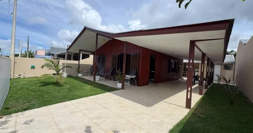 Casa a venda com quintal e piscina em Matinhos
