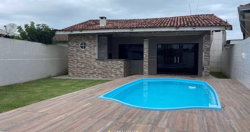 Casa com piscina lado mar em Pontal do Paraná