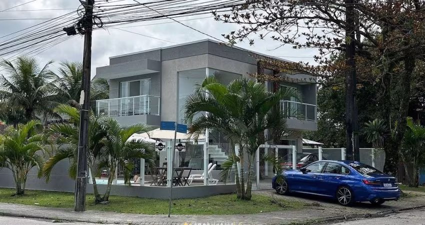 Sobrado com 03 quartos e piscina em Caiobá