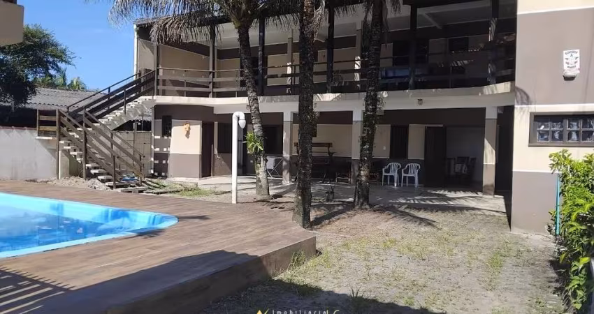 Sobrado com Piscina e 03 Dormitórios
