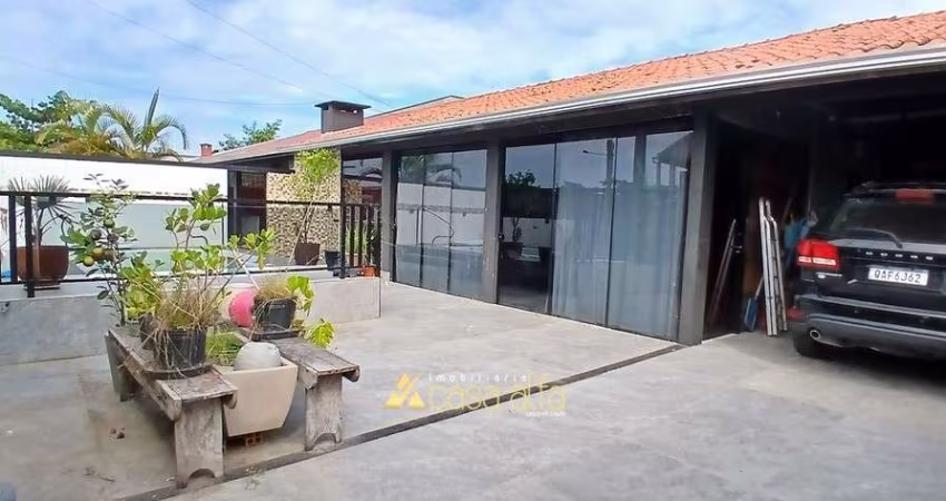Casa de Esquina com piscina em Praia de Leste