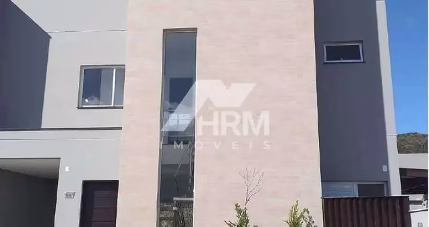 Casa em construção em condomínio fechado.