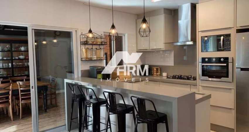 Excelente casa mobiliada em condomínio fechado em Balneário Camboriú.