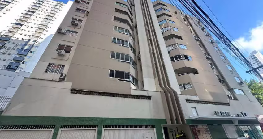 Apartamento a venda no centro de balneário camboriú com 2 suítes.