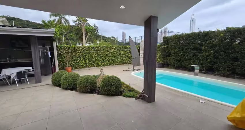Casa mobiliada e com área de lazer próxima ao centro de eventos