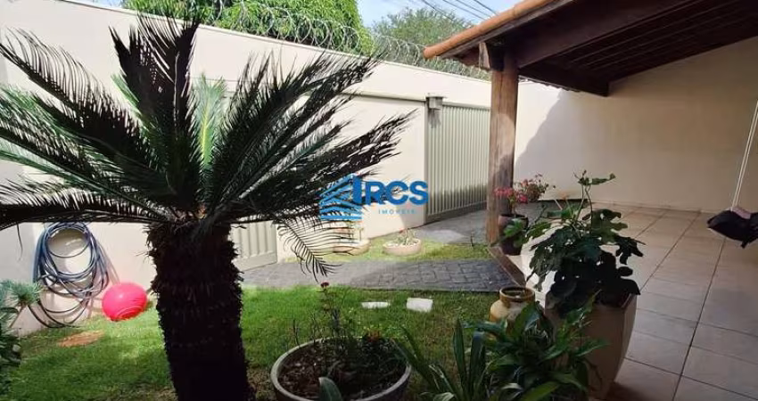 Casa para Venda em Uberlândia, Santa Mônica, 3 dormitórios, 1 suíte, 3 banheiros, 2 vagas