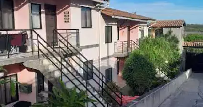 Apartamento com 2 dormitórios para alugar, 54 m² por r$ 1.900,00/ano - peró - cabo frio/rj